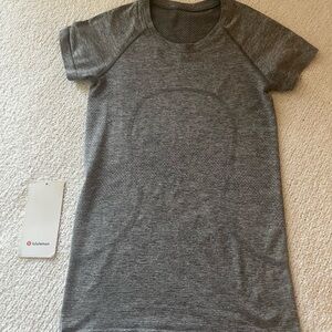Lululemon Short Sleeve Swiftly Tech, NWT (unattached) Size 4 Slate White